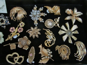 vintage pins in gold tone